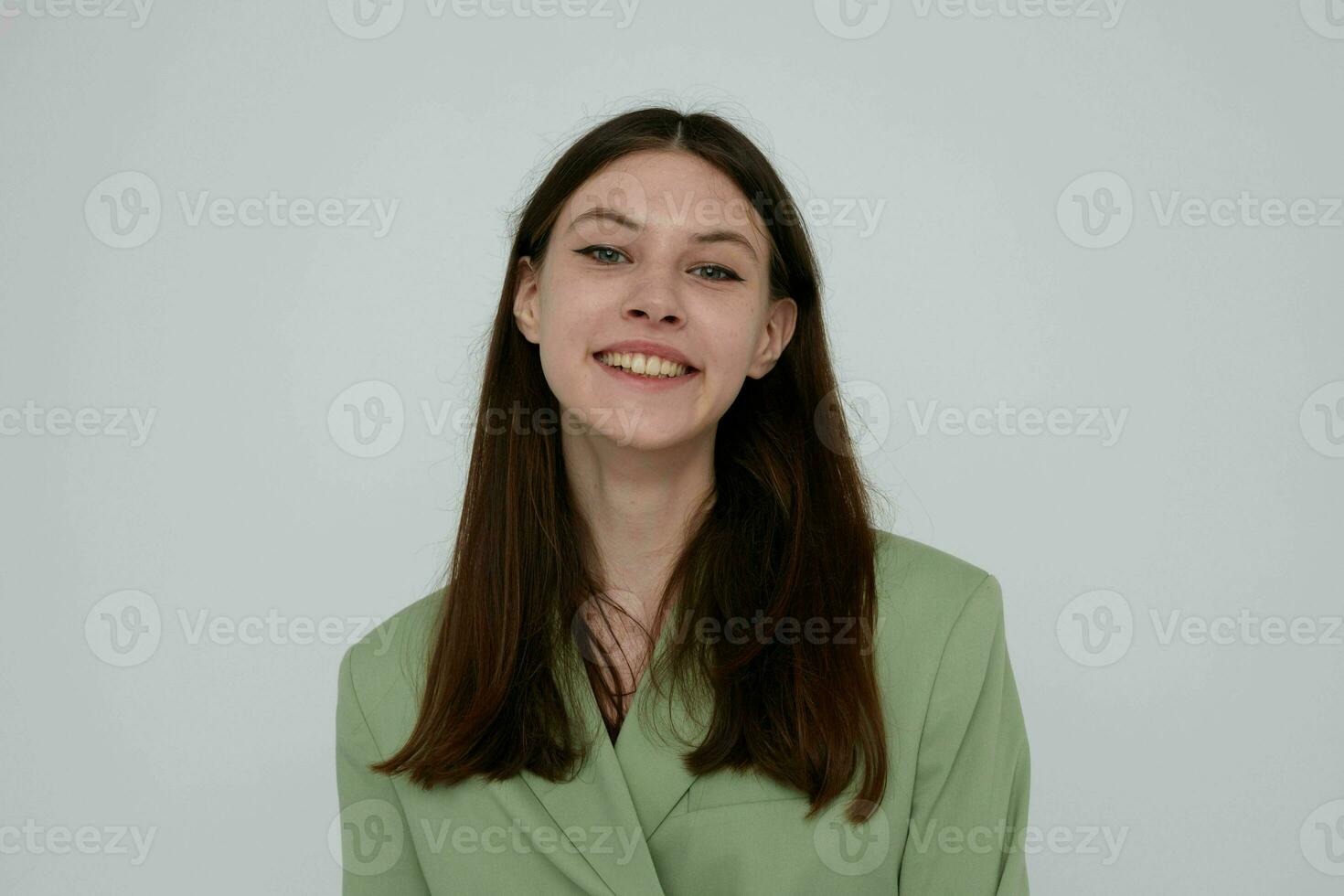 vrolijk vrouw met donker haar- groen blazer modern stijl foto