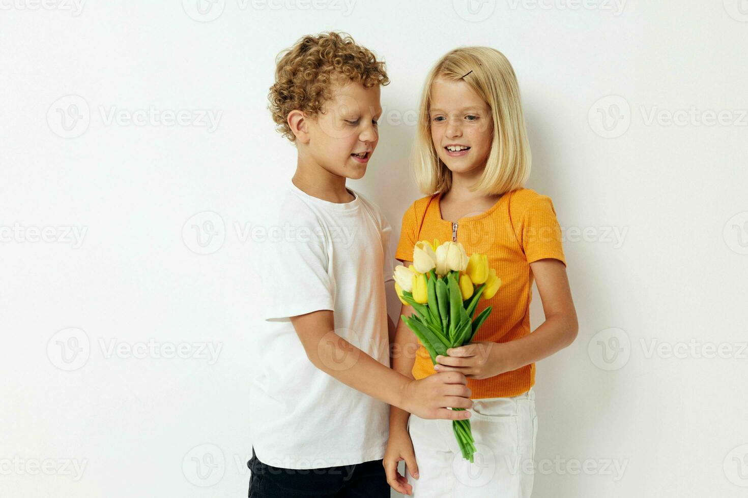 klein kinderen pret verjaardag geschenk verrassing boeket van bloemen geïsoleerd achtergrond ongewijzigd foto