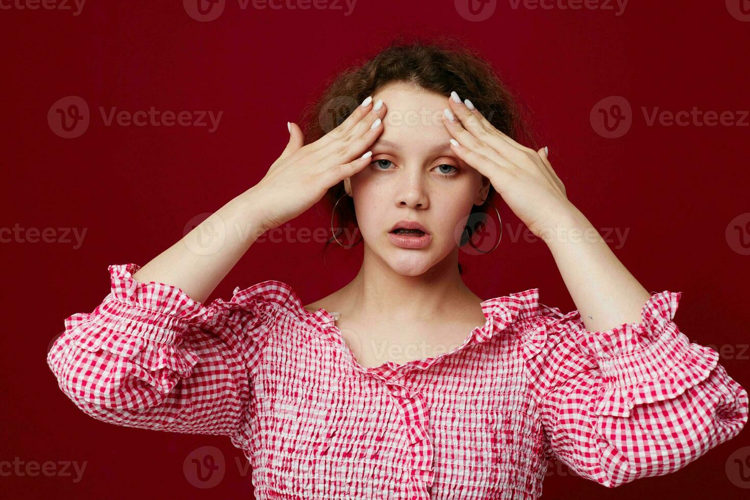 vrouw in roze blouse poseren emotie gebaar met handen foto