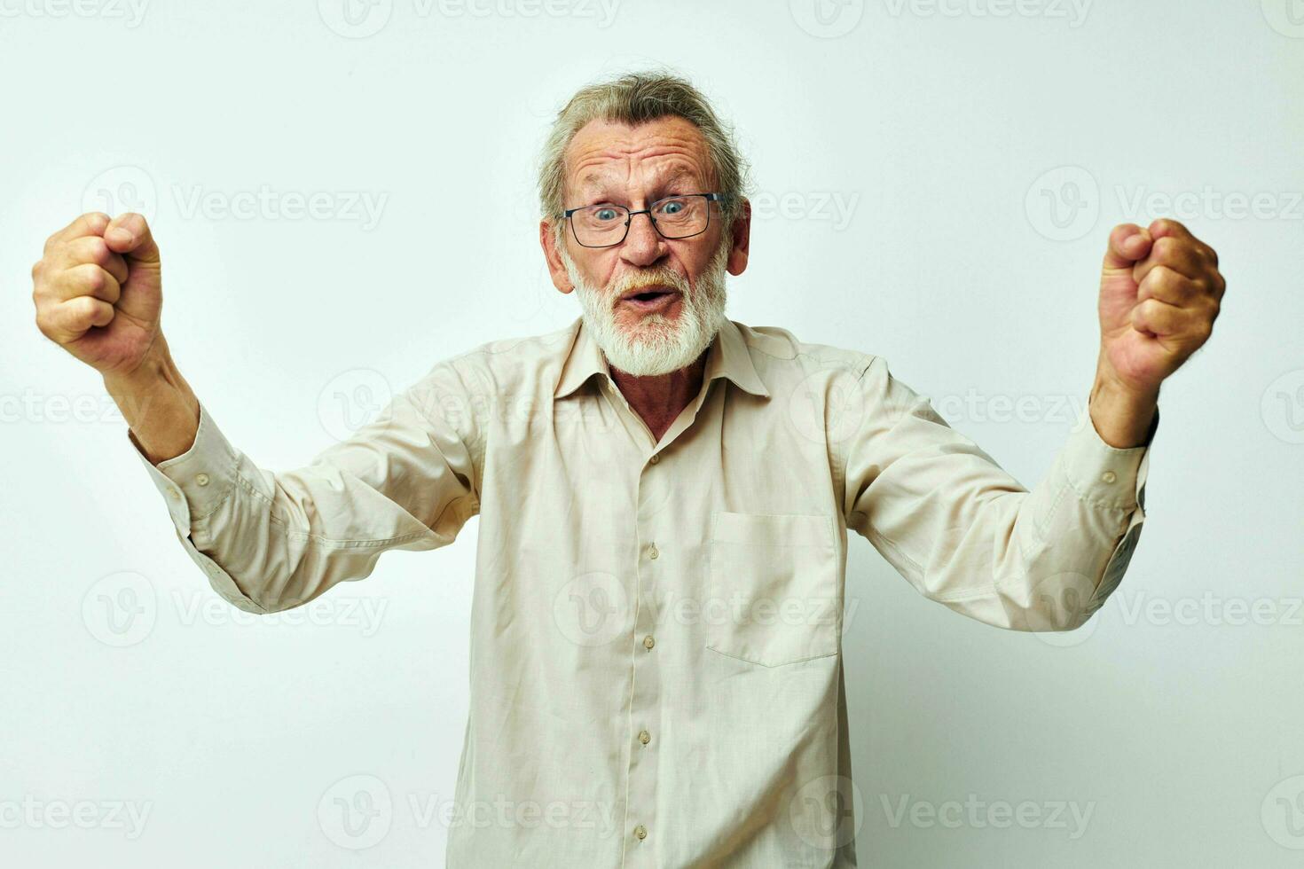 ouderen Mens in overhemd met handen verheven omhoog emoties licht achtergrond foto