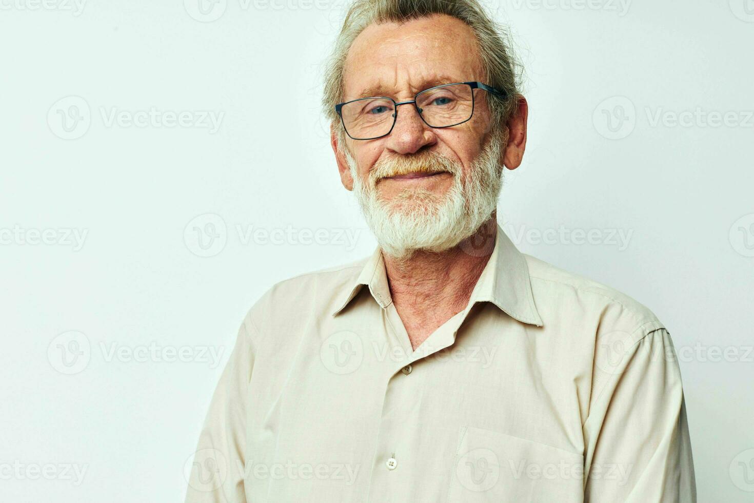 portret van gelukkig senior Mens draagt bril in overhemden licht achtergrond foto