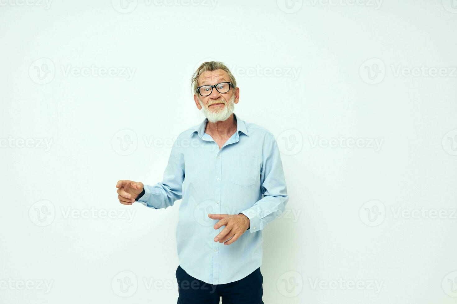 foto van gepensioneerd oud Mens in blauw overhemden gebaren met zijn handen bijgesneden visie