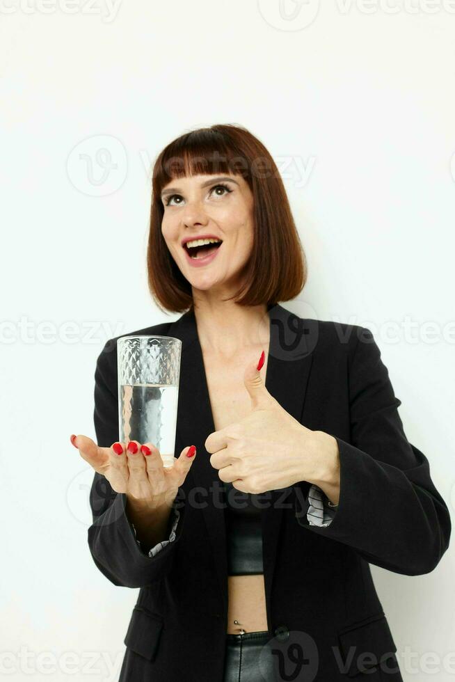 aantrekkelijk vrouw zwart jasje transparant glas met water geïsoleerd achtergrond foto