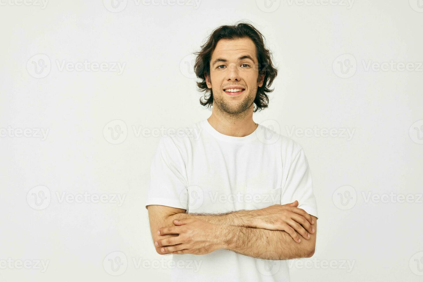 knap Mens in wit t-shirt mode bijgesneden visie licht achtergrond foto