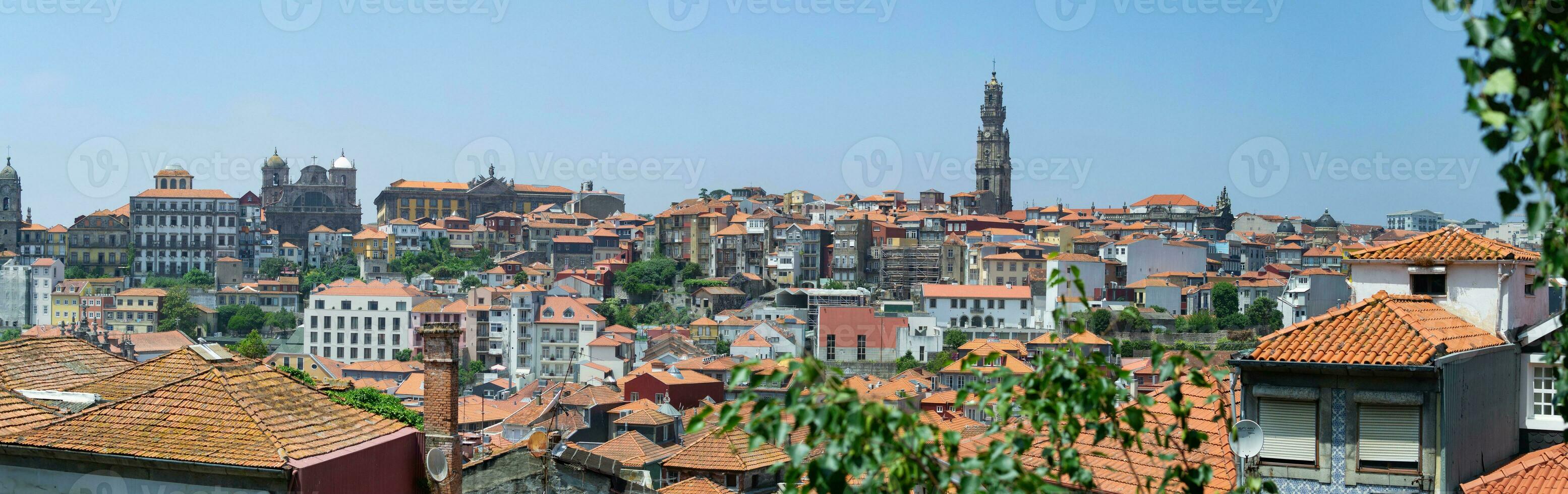 porto beroemd historisch stad, Portugal. architectuur van oud dorp. reizen naar ribeira en douro rivier. foto