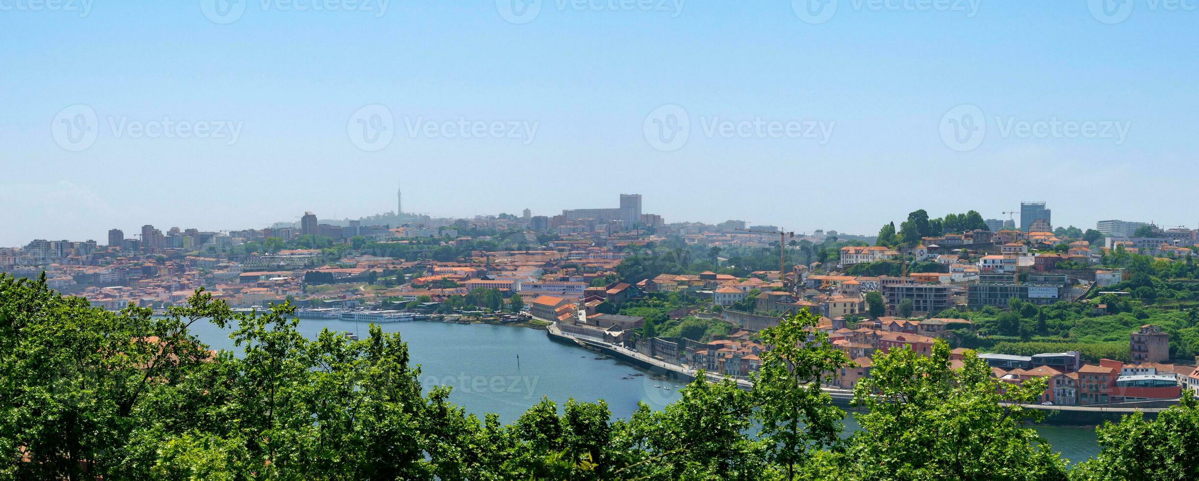 porto beroemd historisch stad, Portugal. architectuur van oud dorp. reizen naar ribeira en douro rivier. foto
