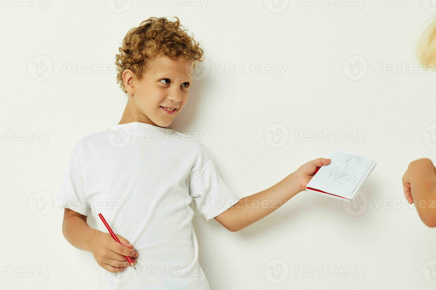 jongen trekt met potlood in notitieboekje vermaak studio foto