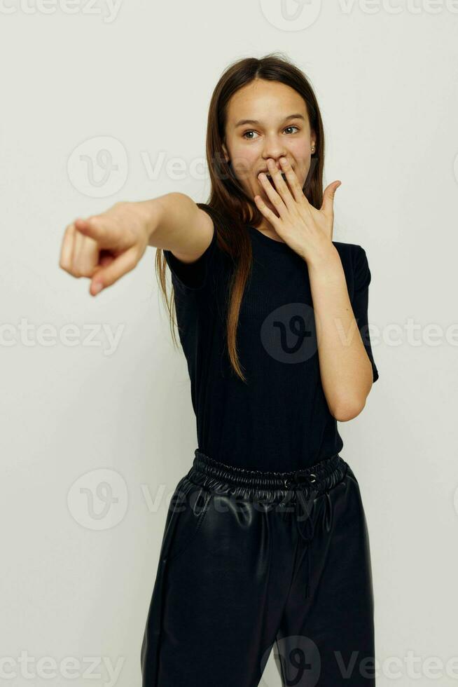 mooi meisje in een zwart t-shirt hand- gebaar pret geschiktheid opleiding foto