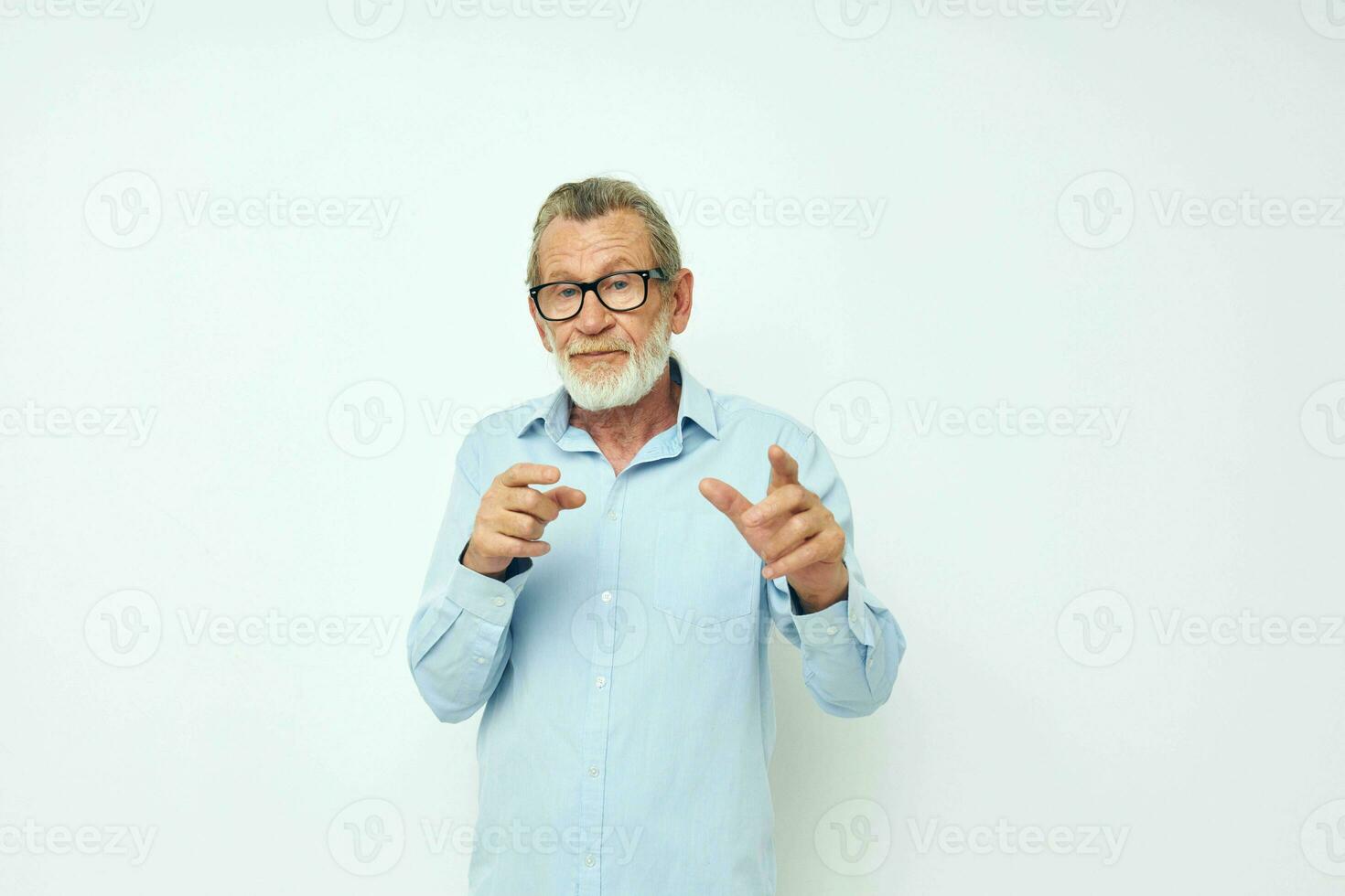 portret ouderen Mens levensstijl poseren hand- gebaar geïsoleerd achtergrond foto
