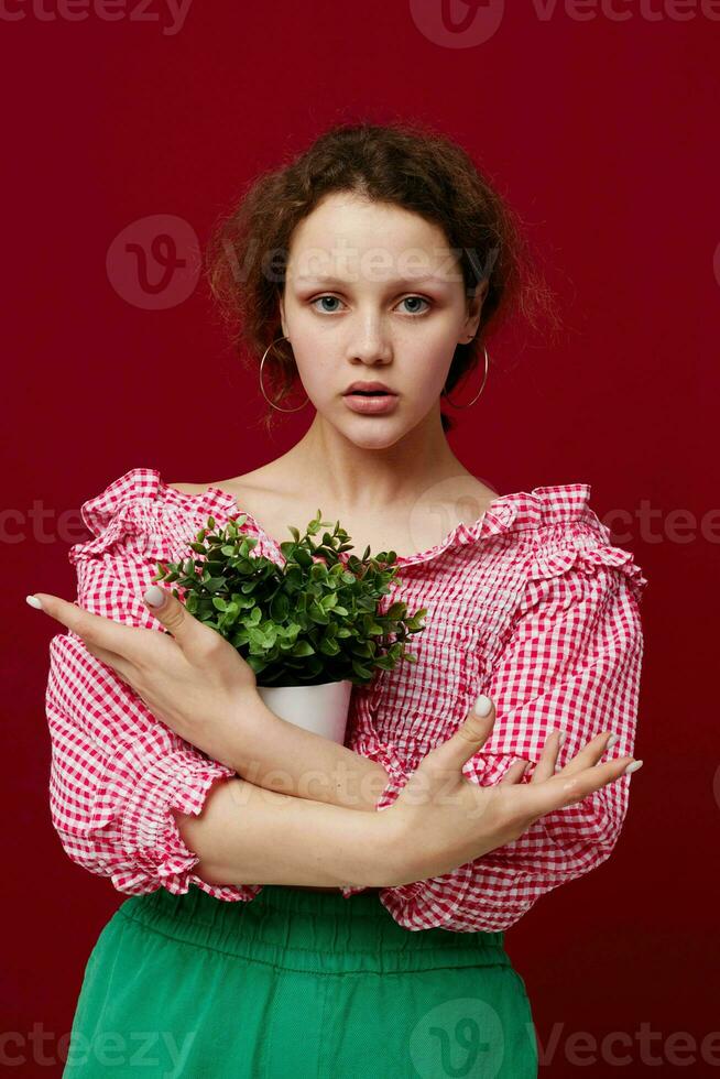 mooi vrouw in groen shorts bloempot poseren detailopname ongewijzigd foto