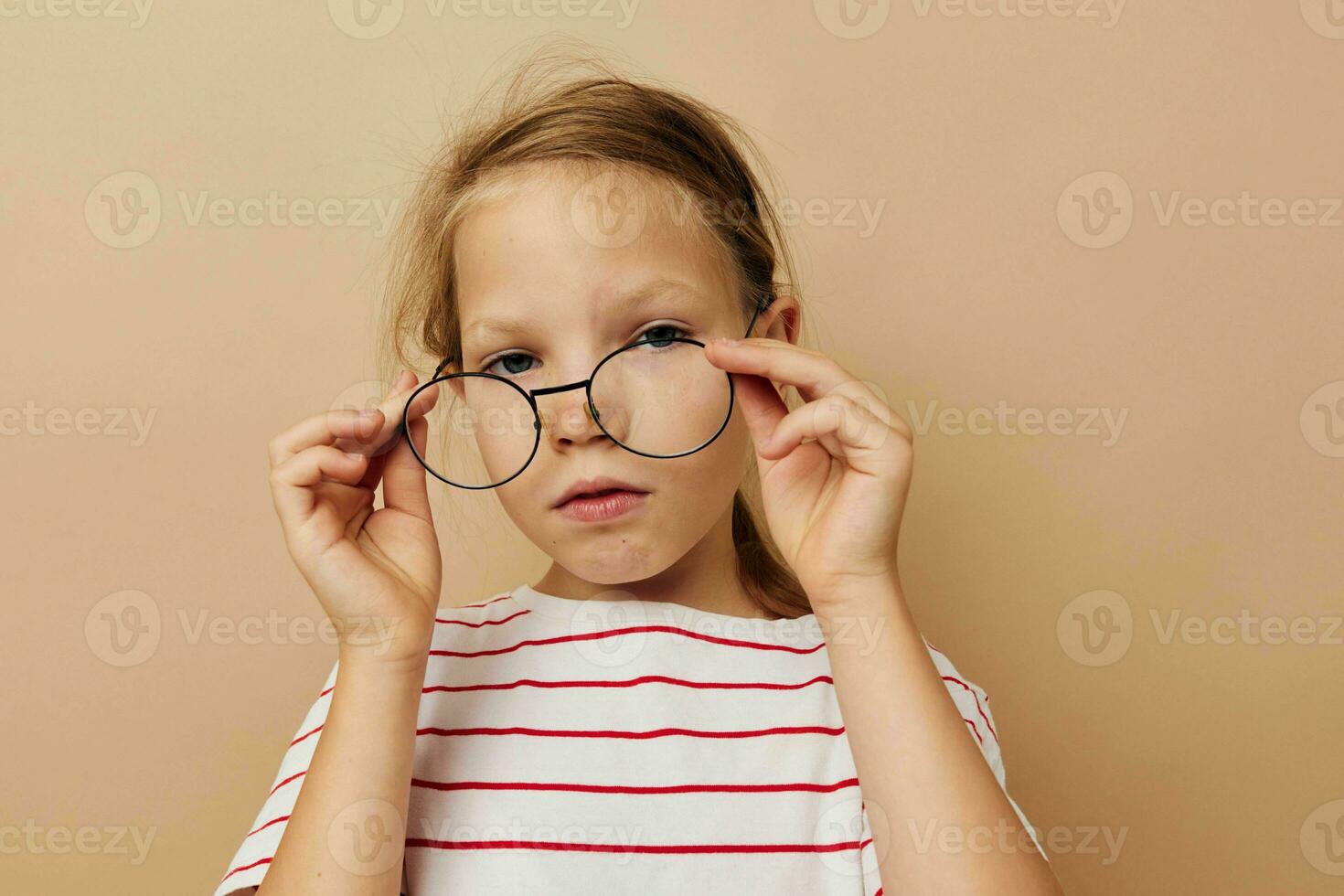 schattig weinig meisje ronde bril poseren beige achtergrond foto