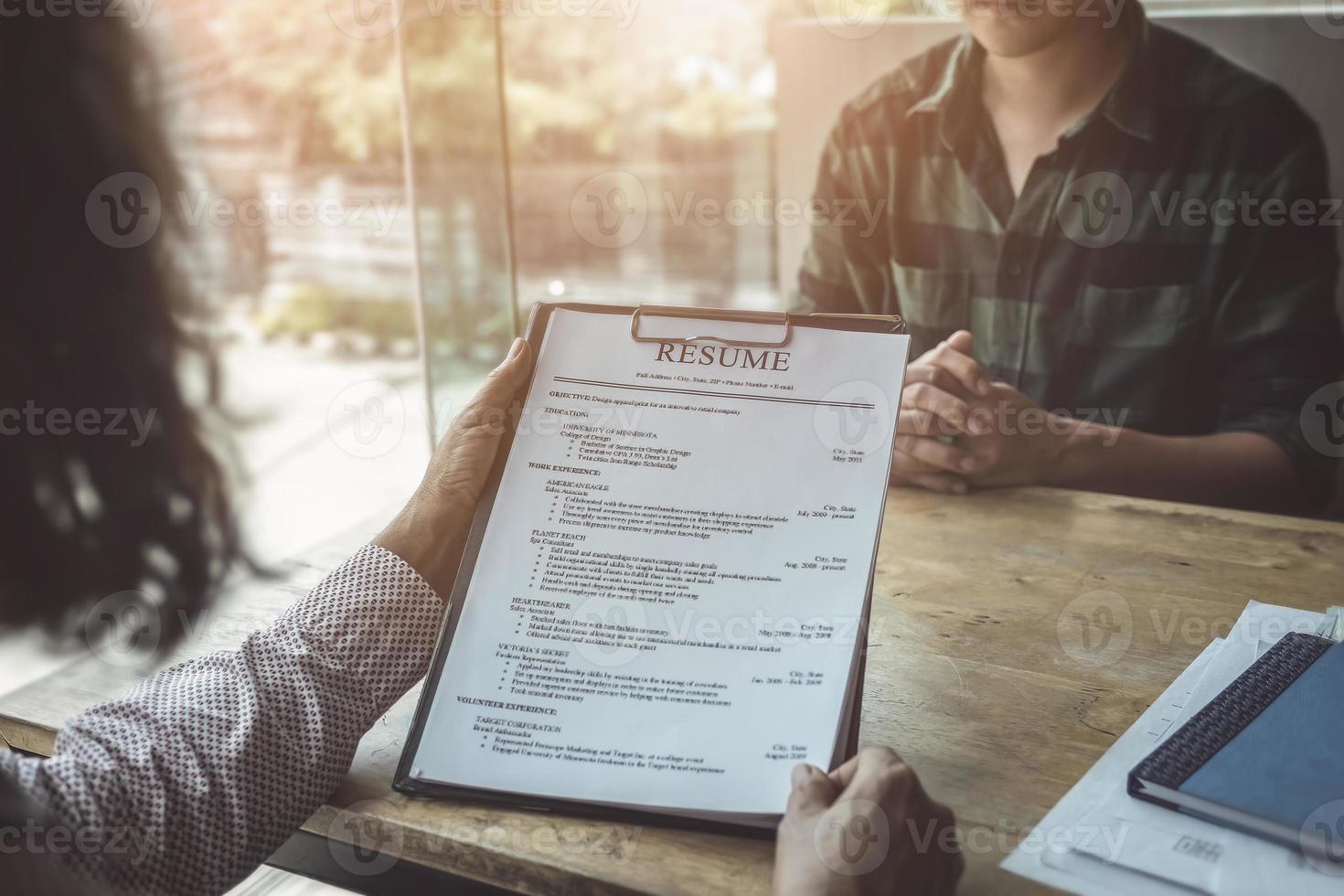 hr audit cv sollicitant papier en interview foto