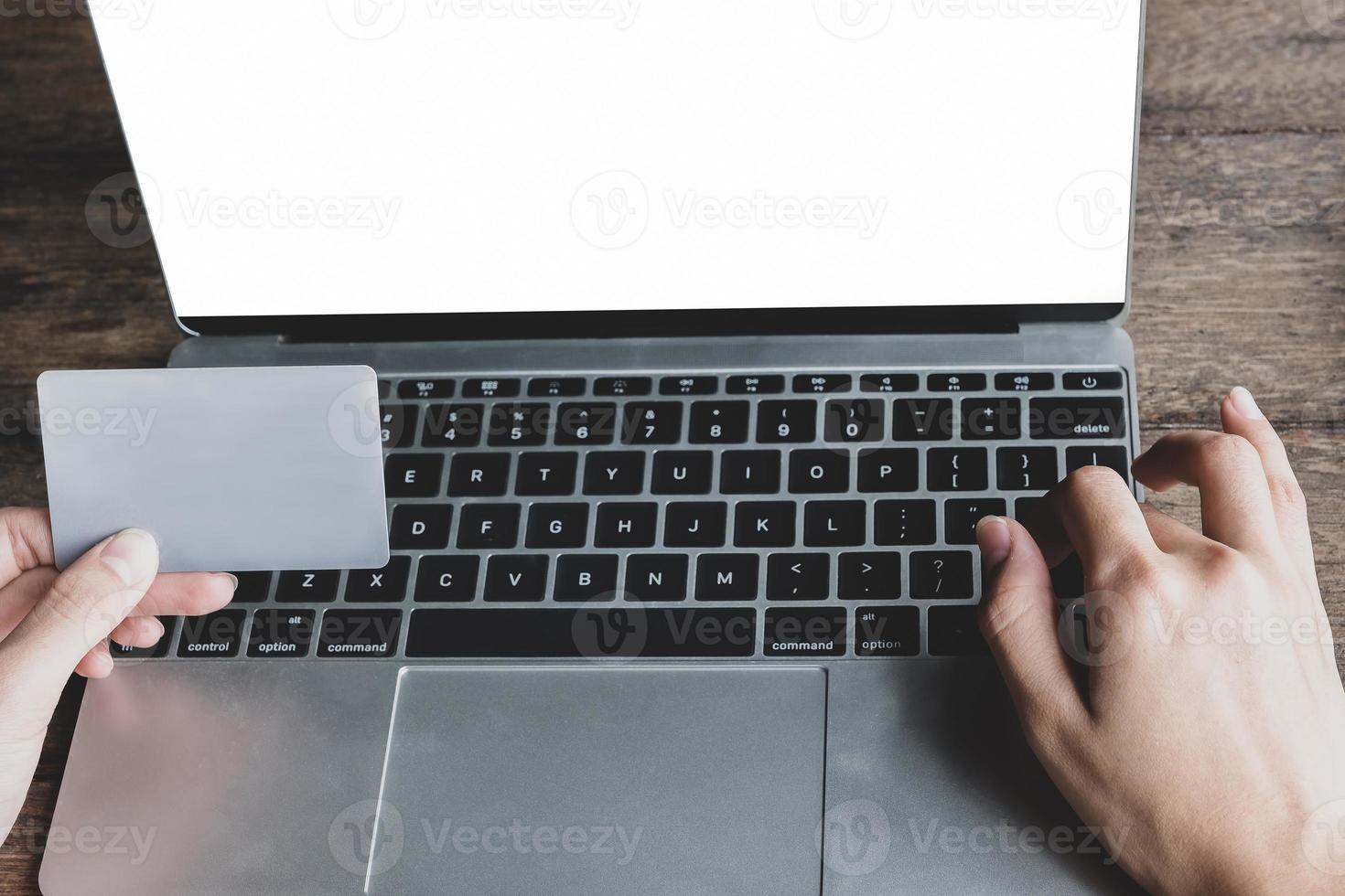 online betaling met vrouw die computer gebruikt en creditcard vasthoudt foto