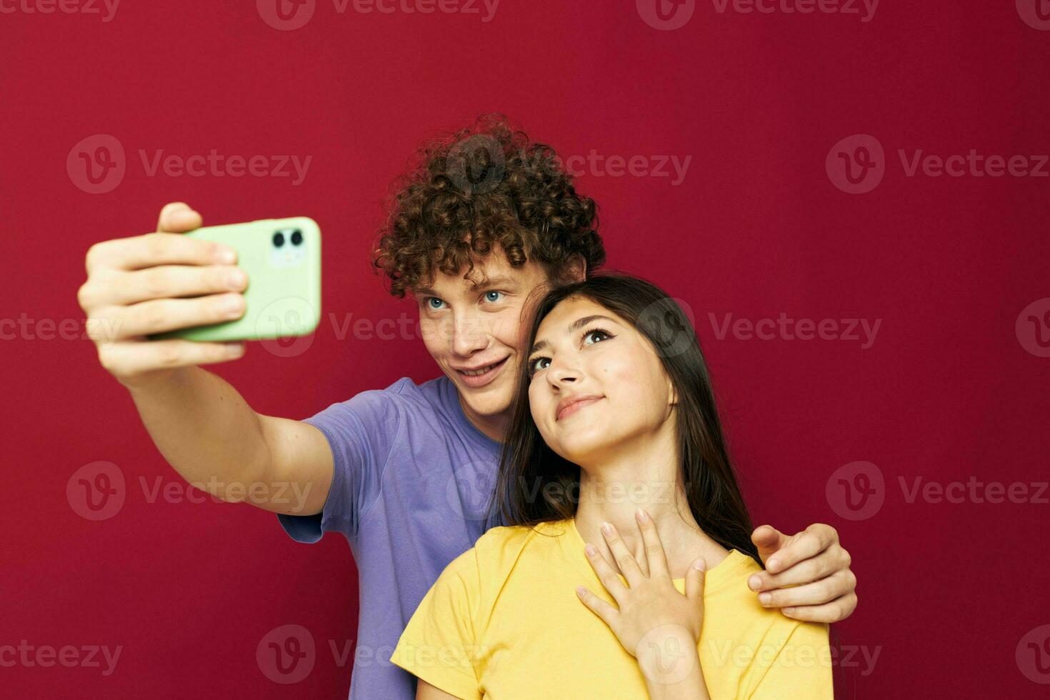 jong Mens en meisje modern stijl emoties pret telefoon jeugd stijl foto