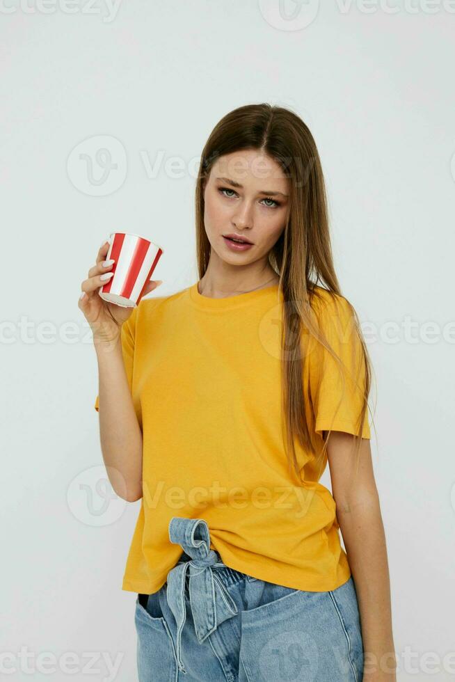 mooi vrouw in geel t-shirt glas met drinken foto