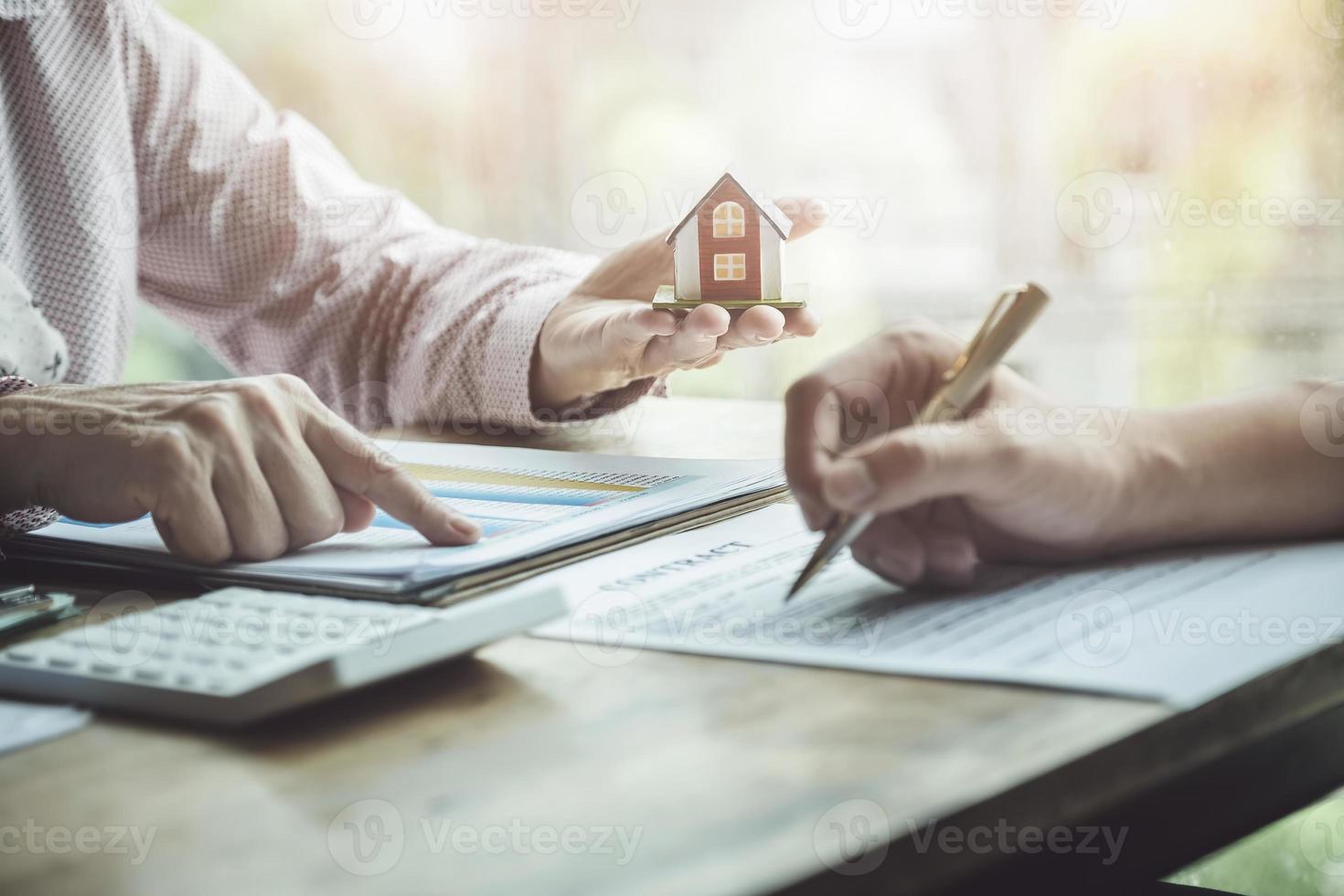 makelaars in onroerend goed die leningen en rentetarieven bespreken voor het kopen van huizen foto