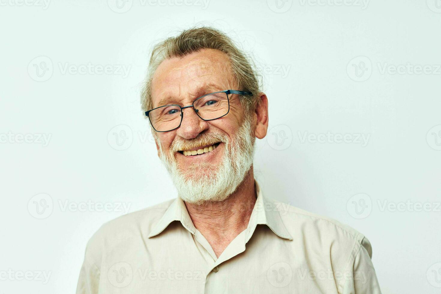 ouderen Mens glimlach emotie hand- gebaar licht achtergrond foto