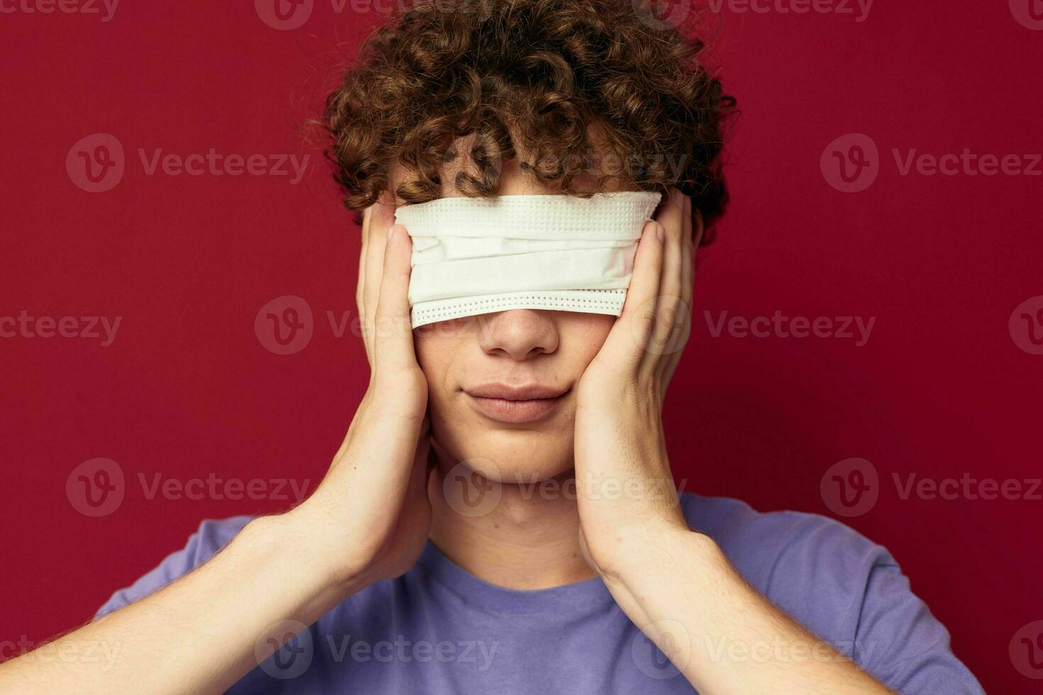 kinky vent in Purper t-shirts medisch masker in handen veiligheid geïsoleerd achtergrond ongewijzigd foto