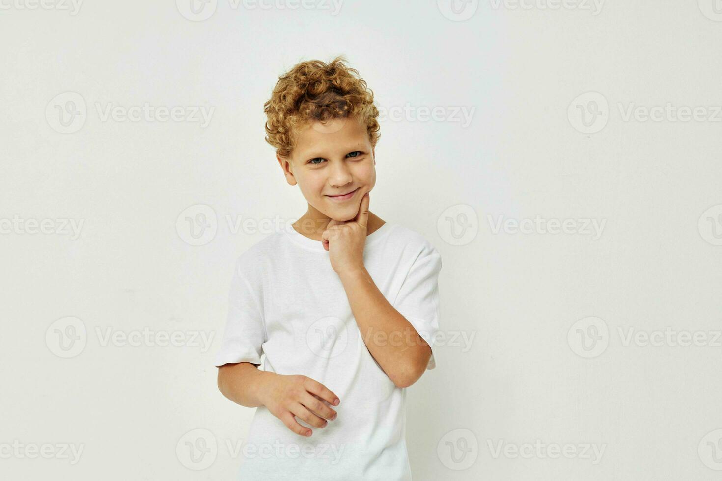 schattig weinig jongen in een wit t-shirt poseren pret geïsoleerd achtergrond foto