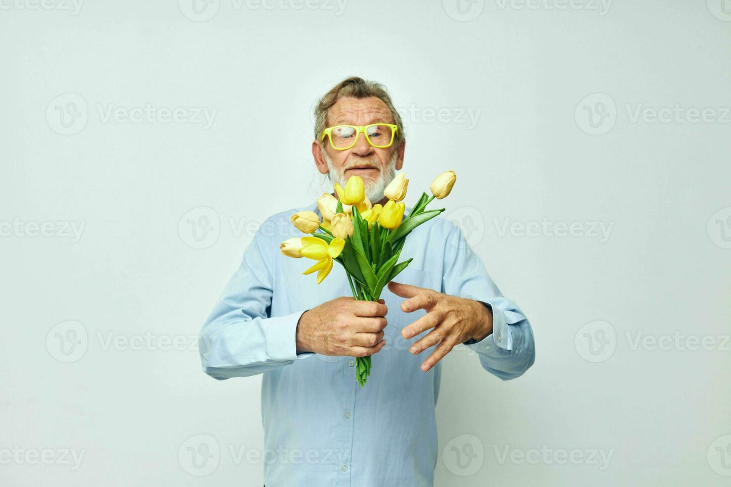 ouderen Mens in een blauw overhemd met een boeket van bloemen bijgesneden visie foto