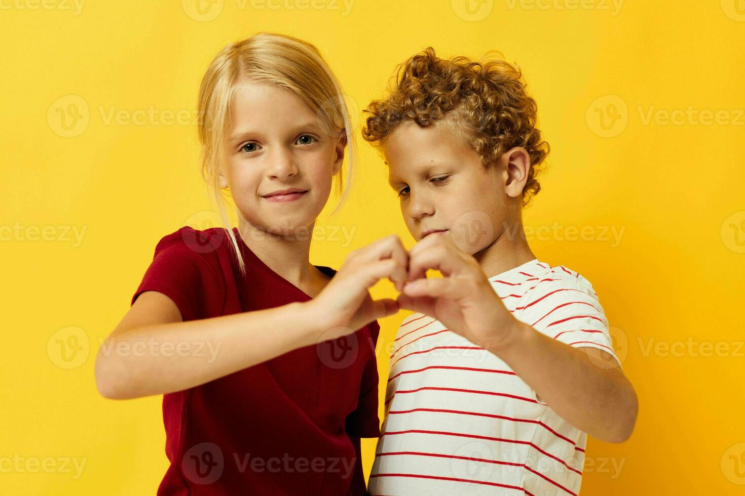 schattig elegant kinderen gewoontjes slijtage spellen pret samen geïsoleerd achtergrond foto