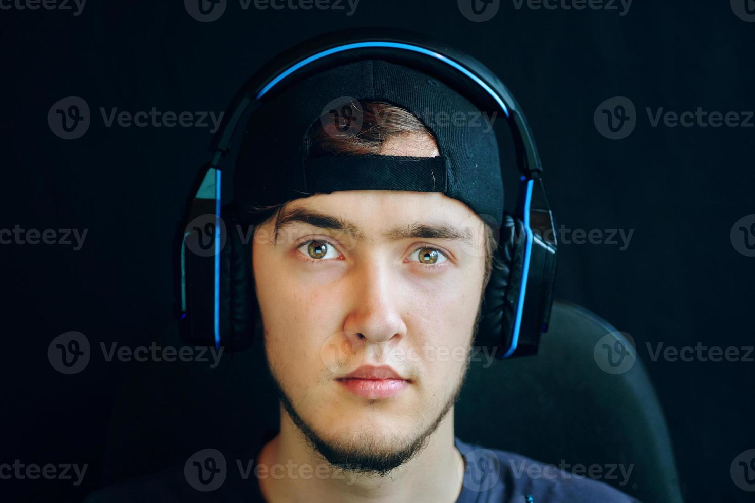 gamer streamer portret met headset kijkend naar de camera foto