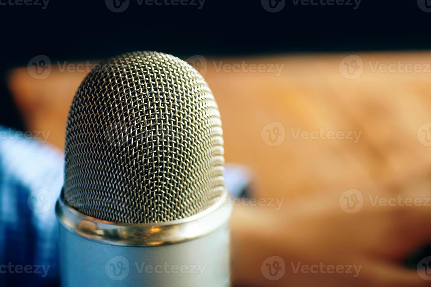 podcaststudio voor professionele spreker met microfoon foto