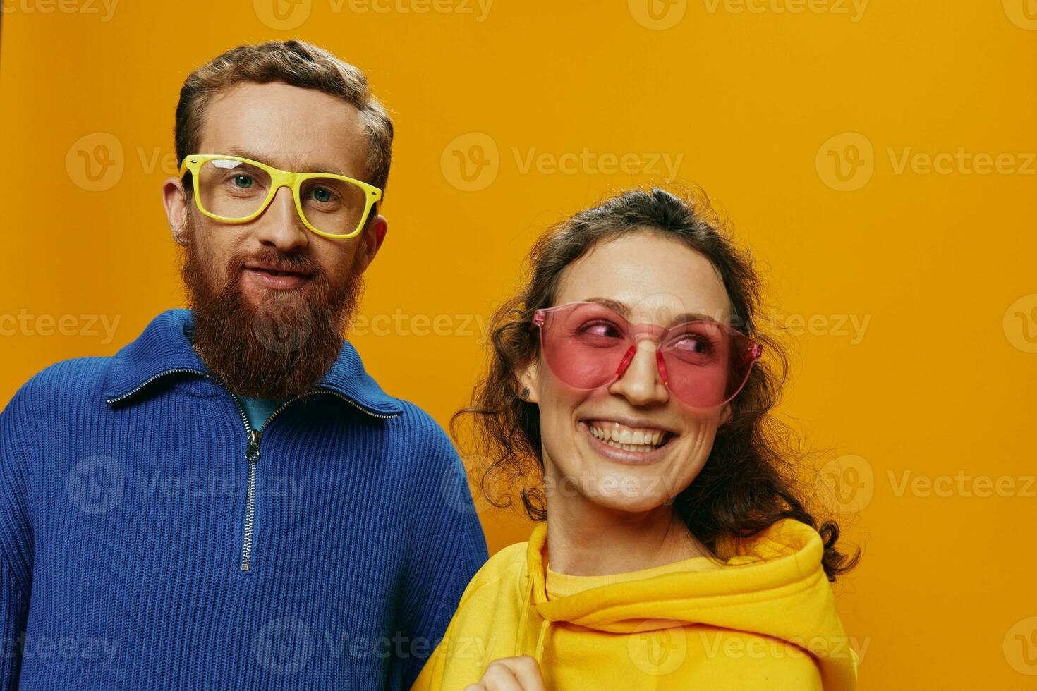 Mens en vrouw paar glimlachen vrolijk en scheef met bril, Aan geel achtergrond, symbolen tekens en hand- gebaren, familie schieten, pasgetrouwden. foto