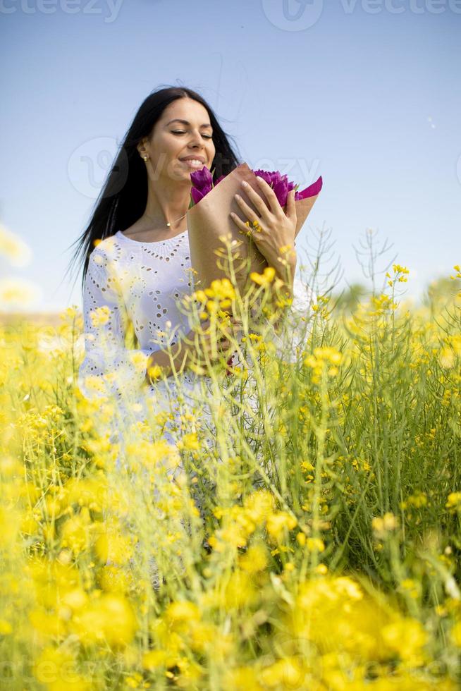 jonge vrouw in het koolzaadveld foto