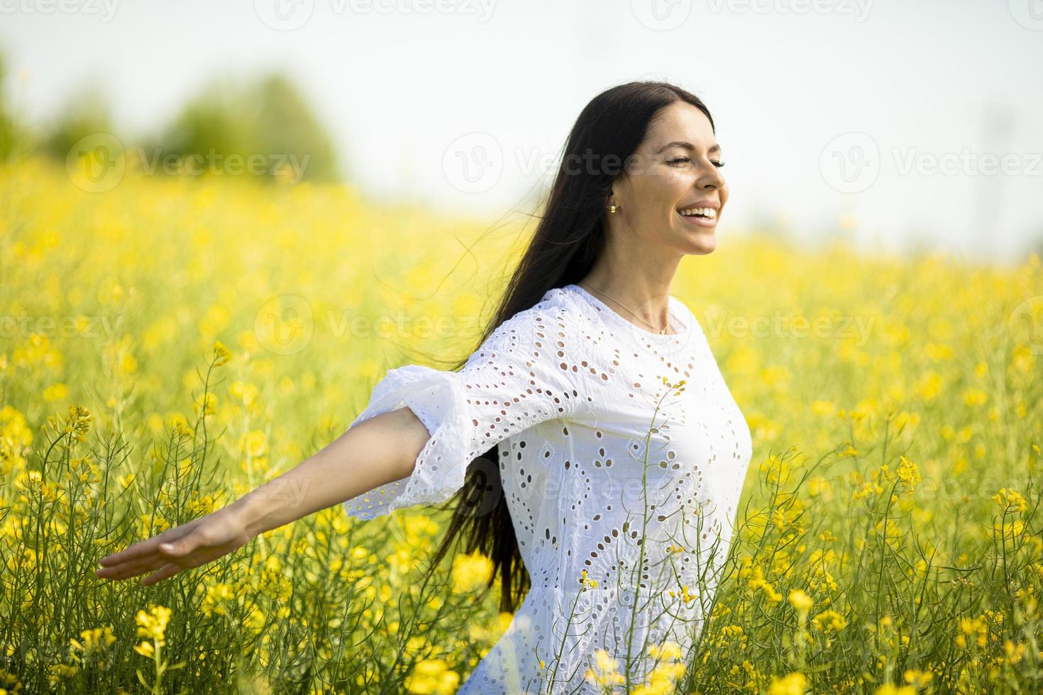 jonge vrouw in het koolzaadveld foto