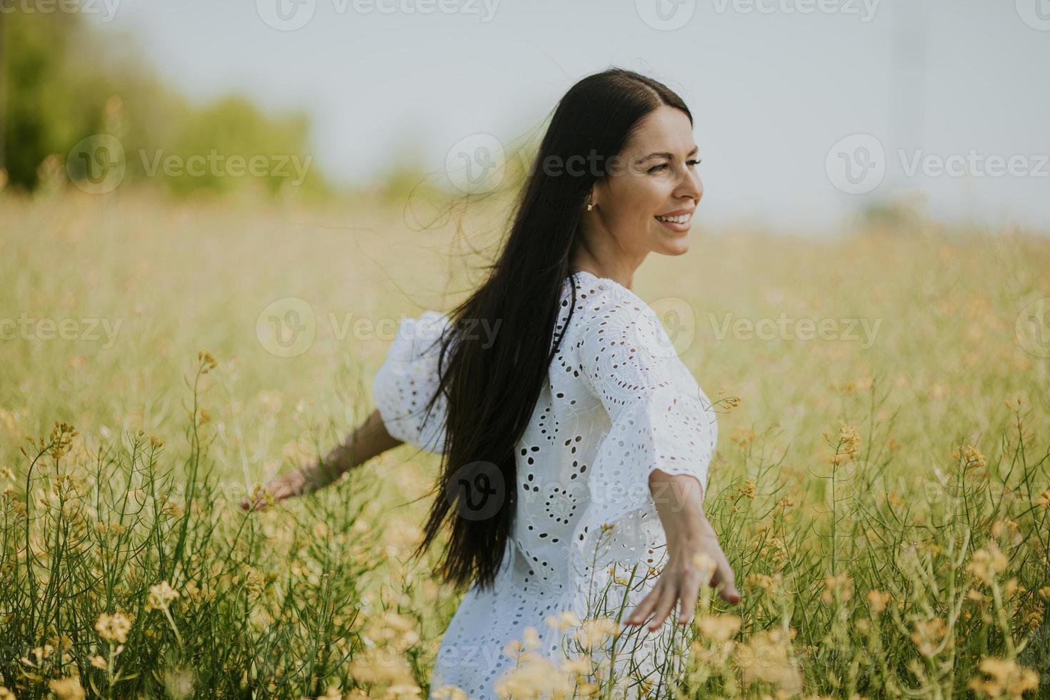 jonge vrouw in het koolzaadveld foto