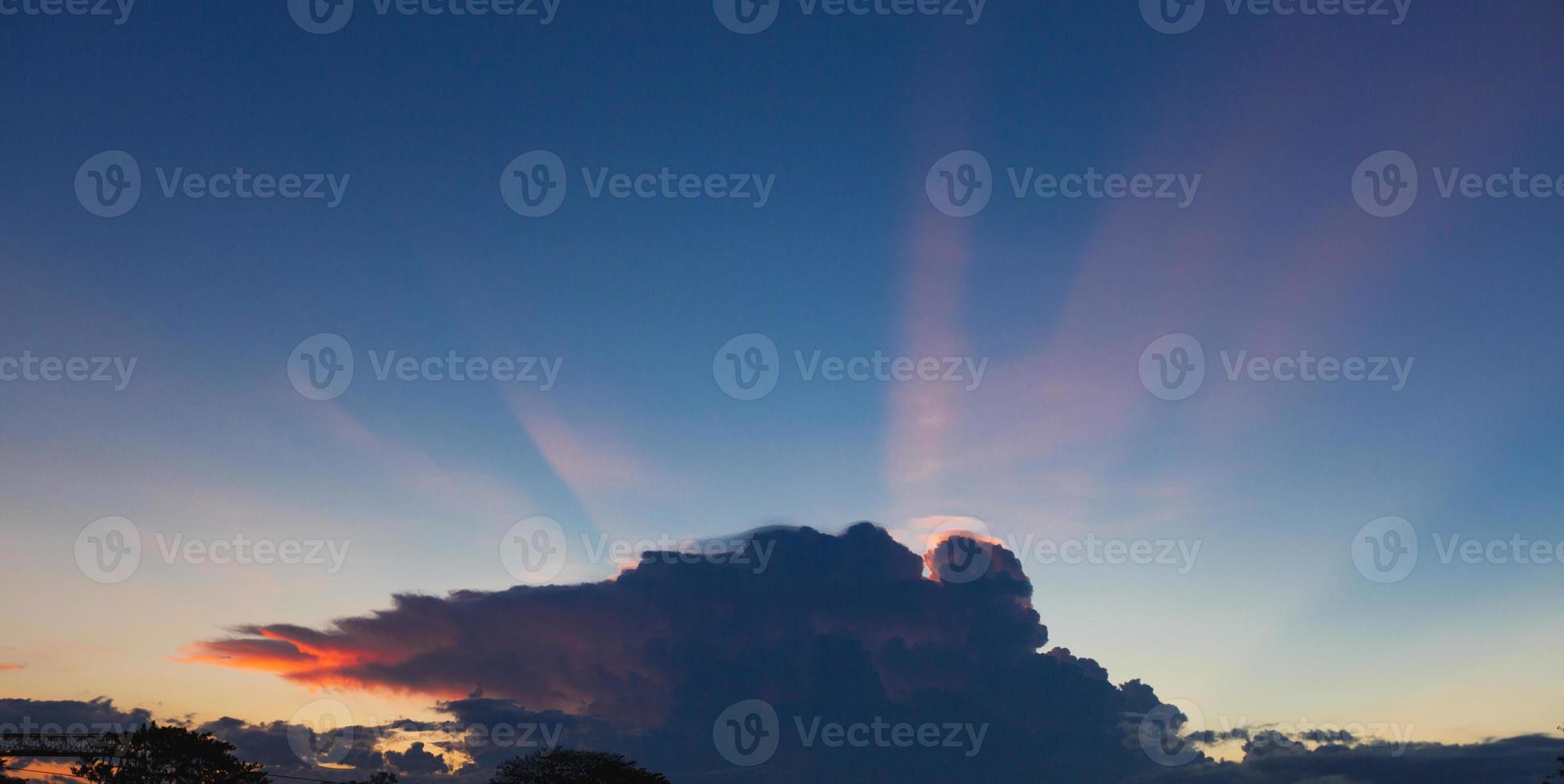 donkere wolken met zonsondergang foto