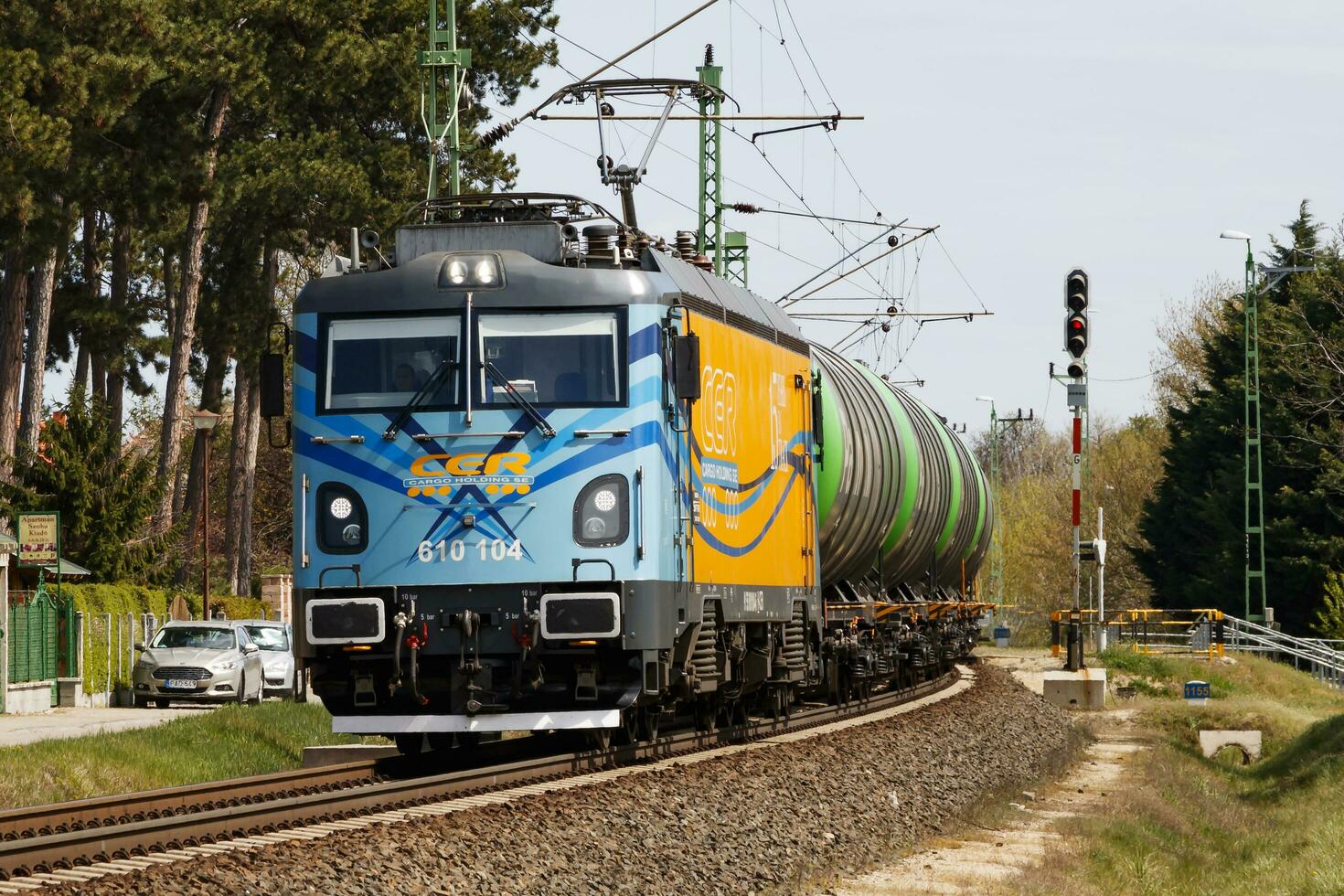 Internationale trein vervoer. lading vracht trein wagon Bij trein station. globaal vervoer en Verzenden. foto