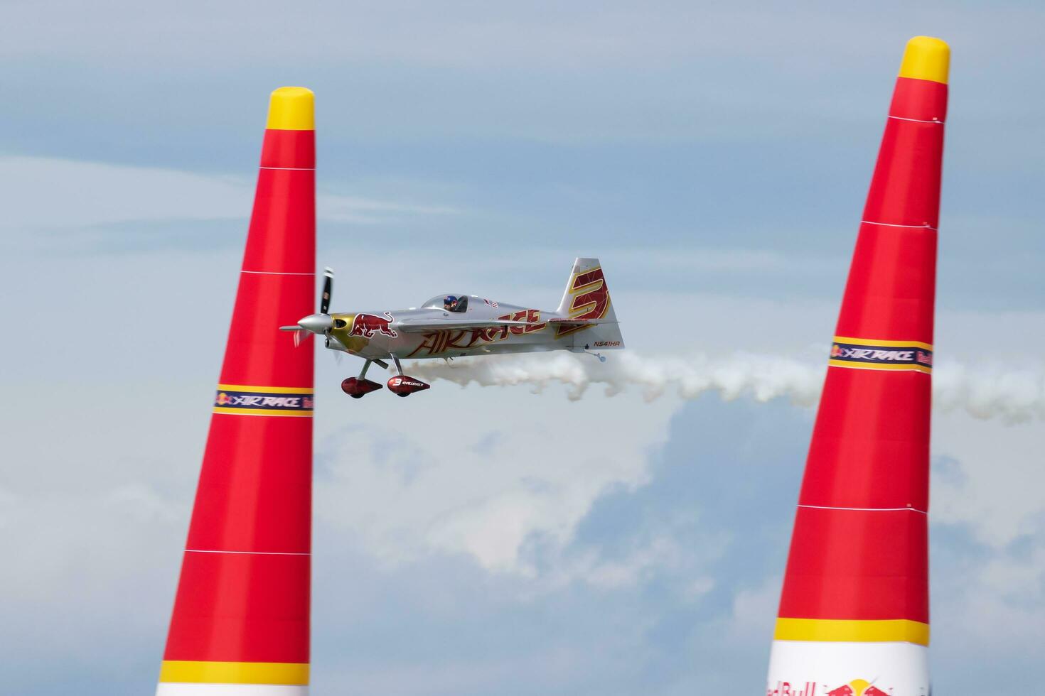 rood stier lucht ras 2019 uitdager klasse zivko rand 540 vliegtuig over- meer Balaton Bij zamardi stad foto