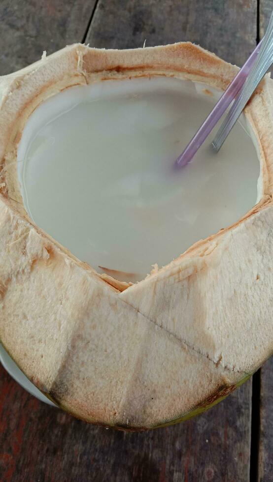 vers jong kokosnoot drinken met suiker en gecondenseerd melk foto