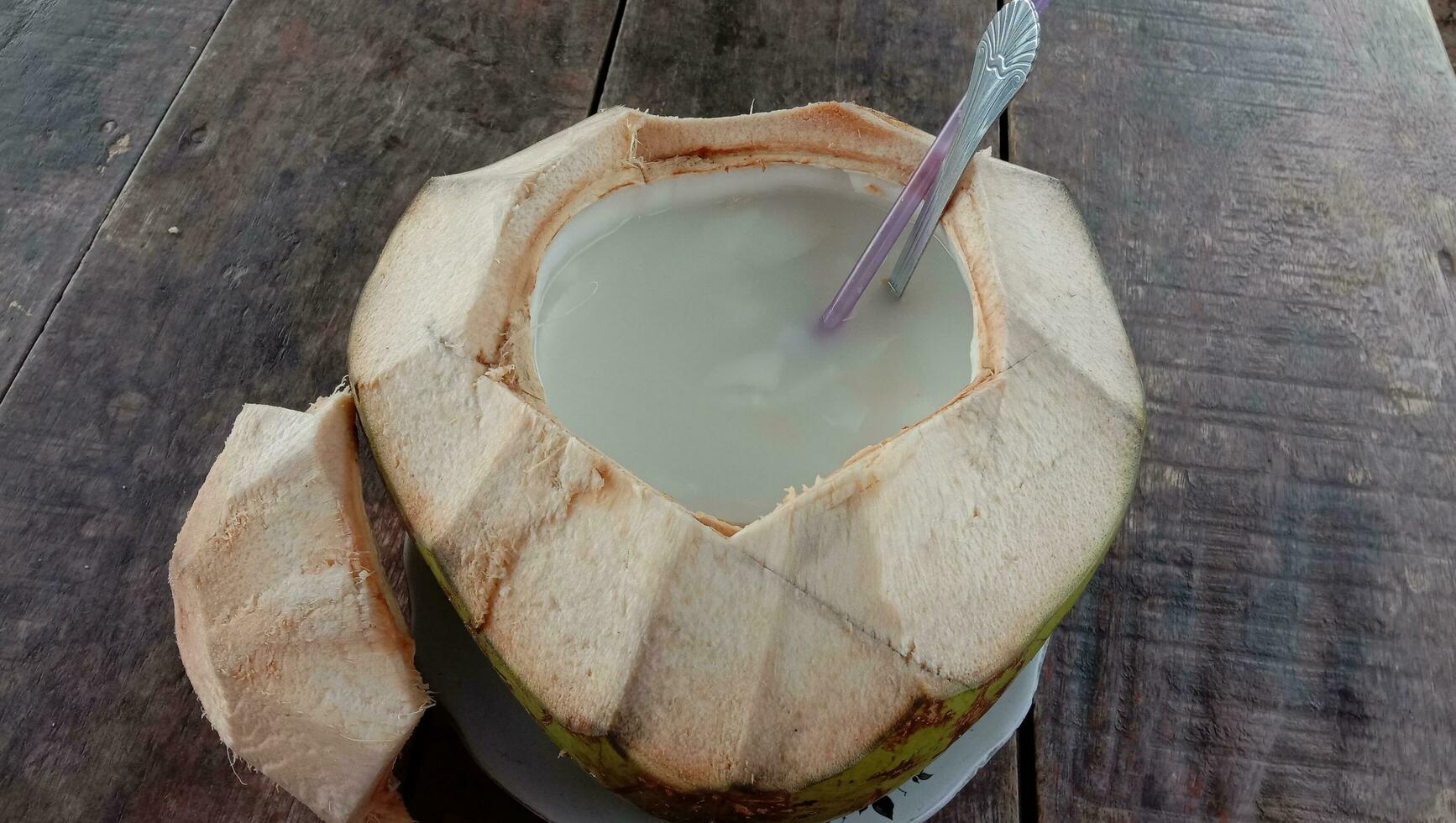 vers jong kokosnoot drinken met suiker en gecondenseerd melk foto