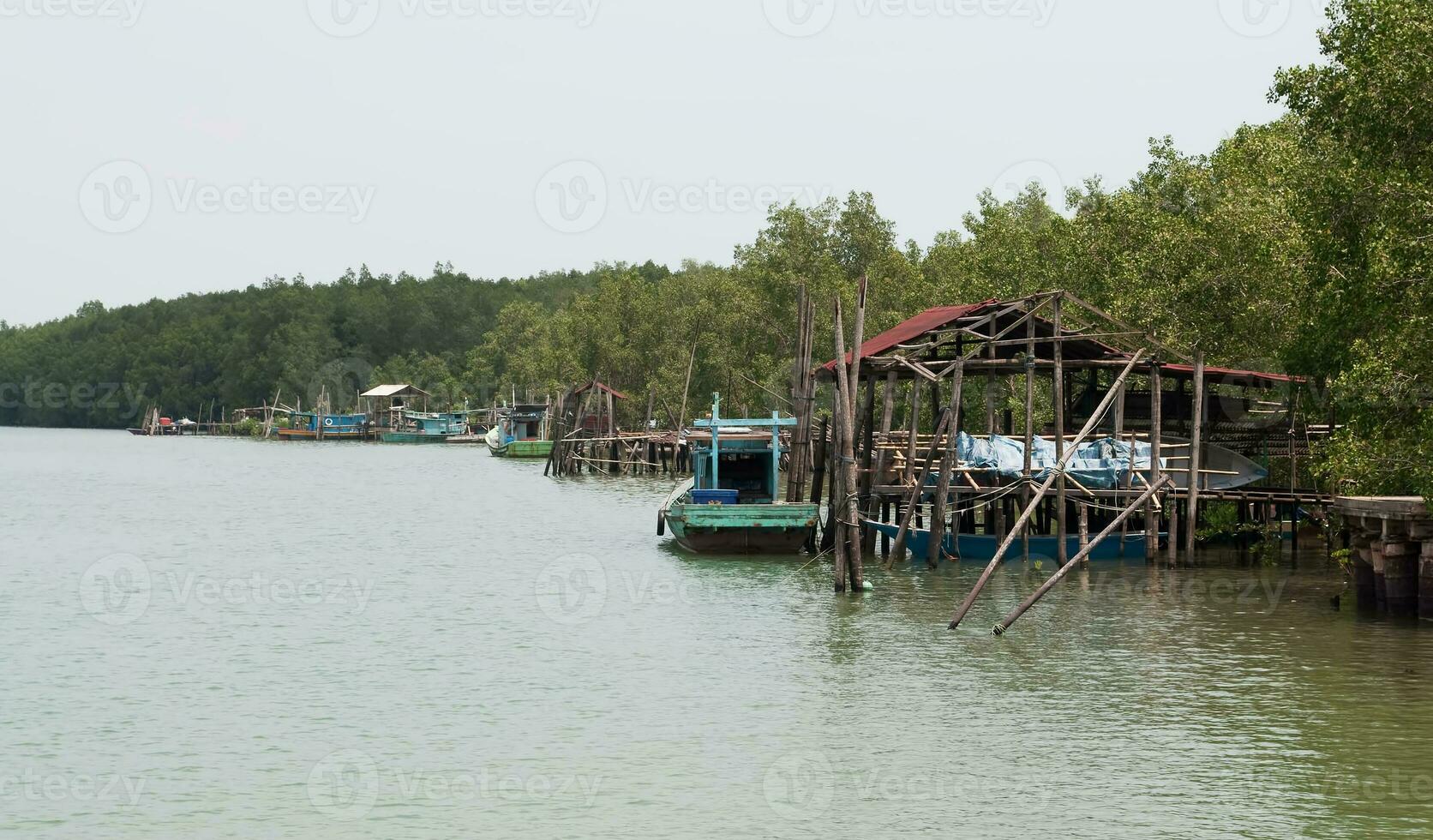 de visie van de visvangst dorp in de vissers huis in de buurt de achtergrond van de visie van de groot rivier- en in de buurt de baai van de zuidelijk zee van Maleisië foto