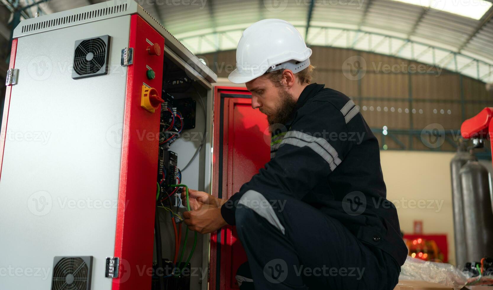 elektrisch ingenieur met de missie van installeren een robot arm elektrisch systeem foto