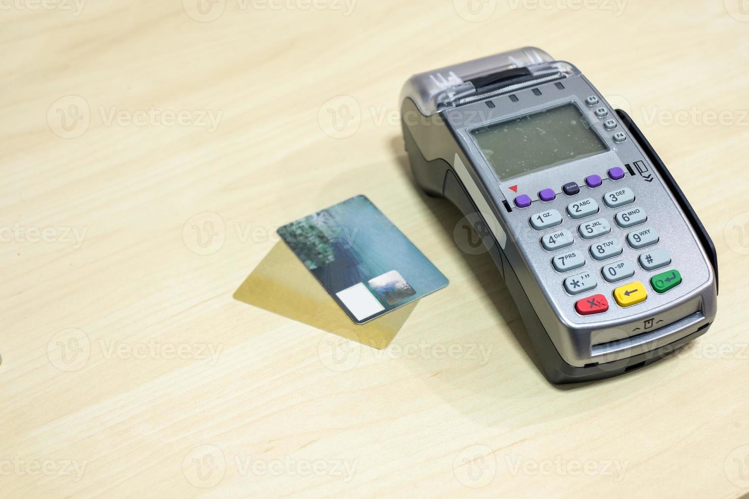 creditcard met betaalterminal op houten bureau foto