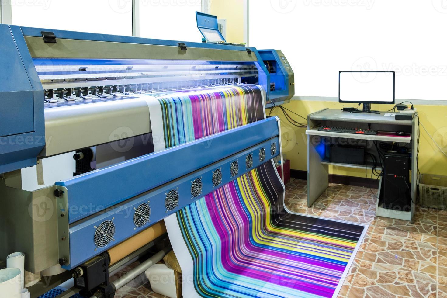 grote inkjetprinter die met veelkleurige cmyk op vinylbanner werkt met computerbesturing foto