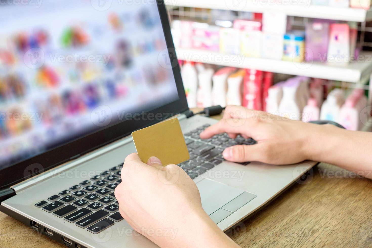 hand met creditcard en met behulp van laptopbetaling online winkelen foto