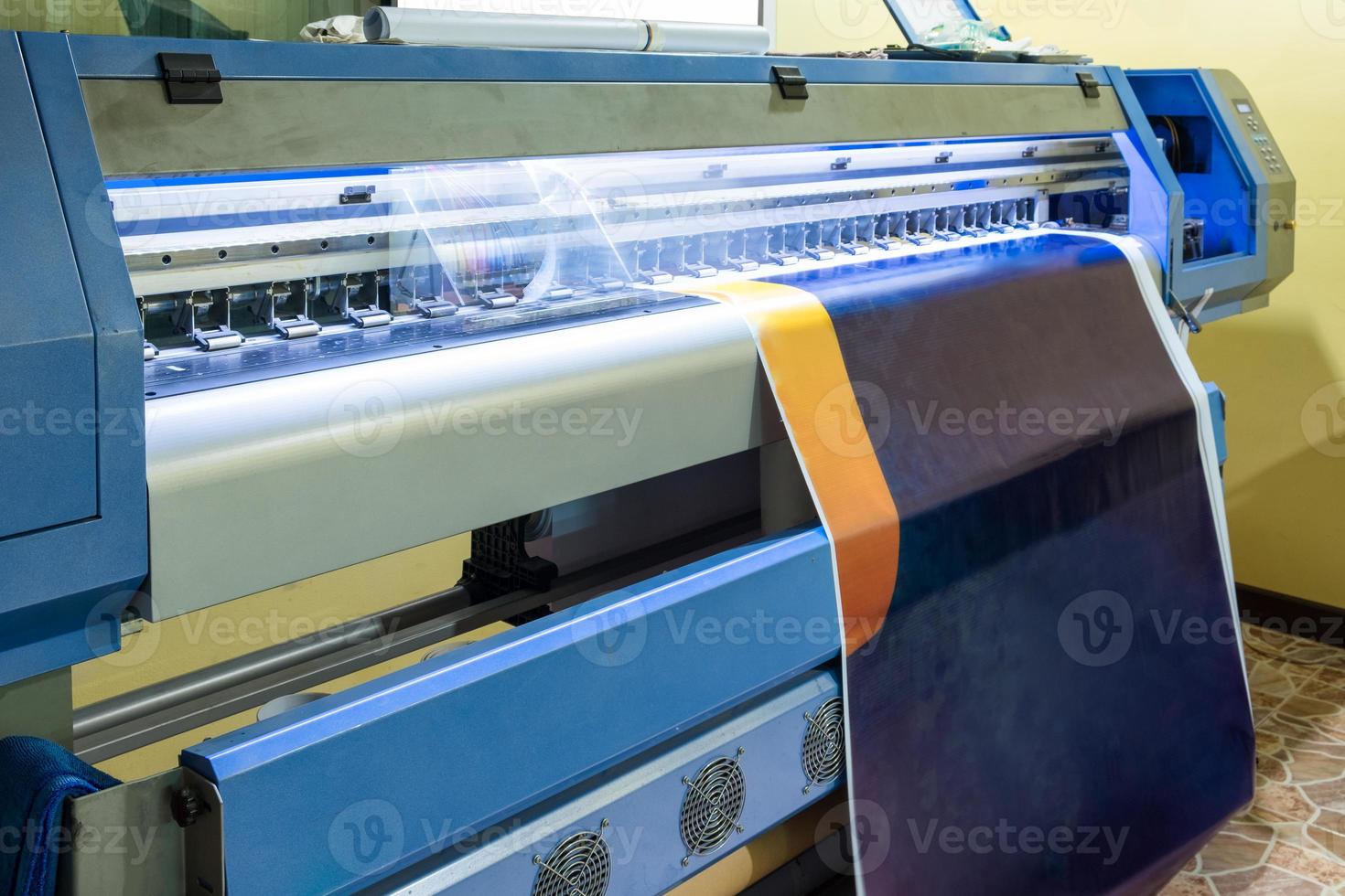 grote inkjetprinterkop bezig met blauwe vinylbanner foto