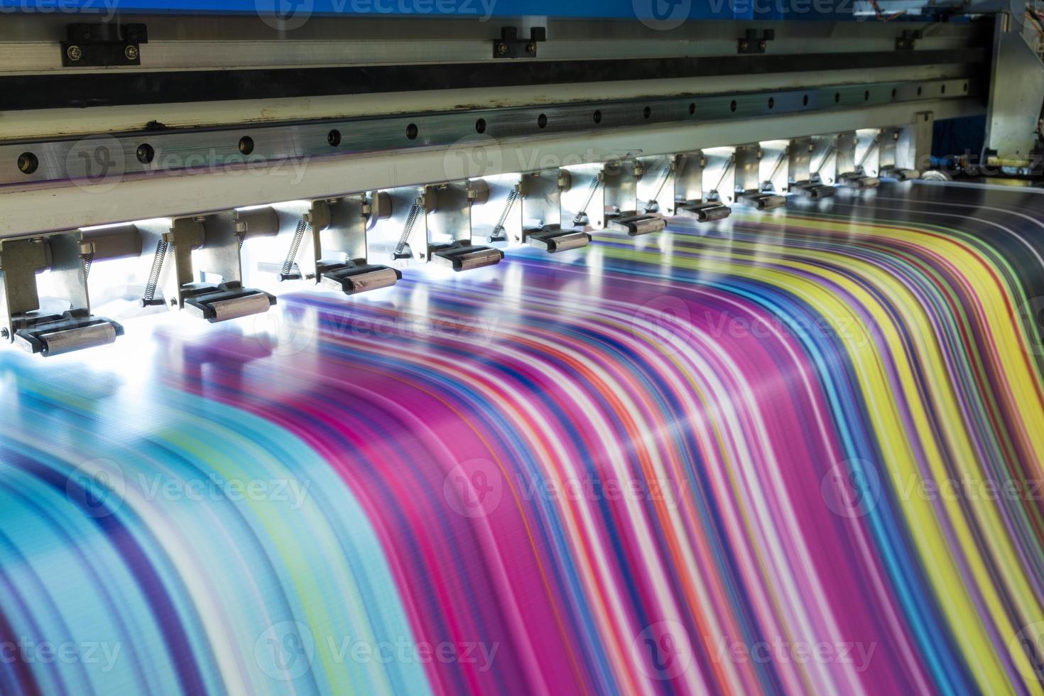 grote inkjetprinter werkt veelkleurige cmyk op vinylbanner foto