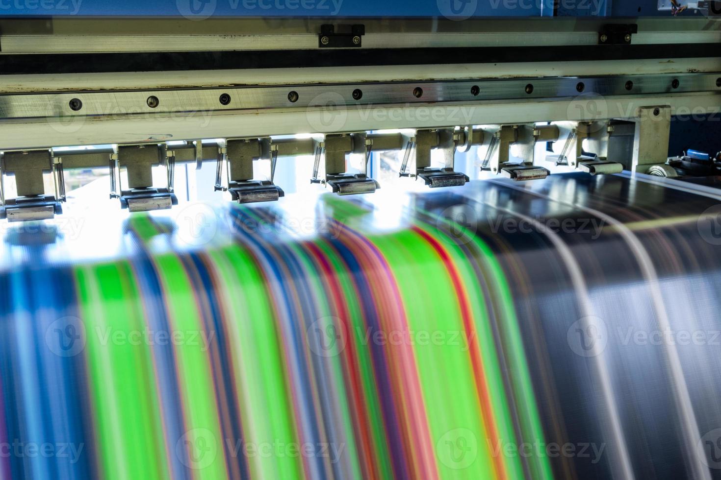 grote inkjetprinter die veelkleurig werkt op vinylbanner foto