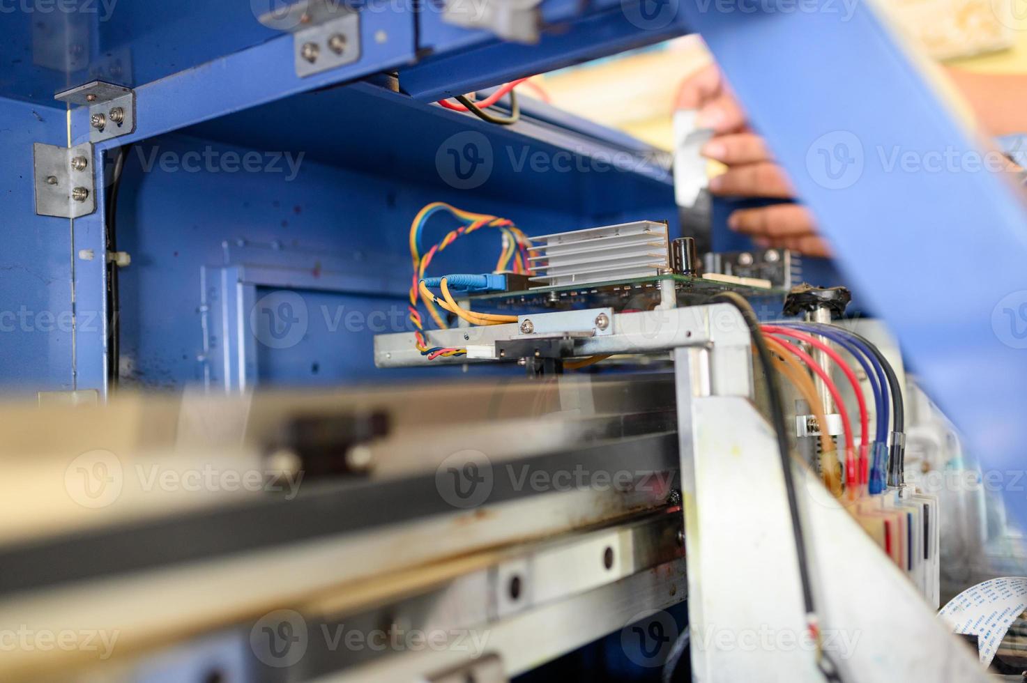 technicus die moederbord van kleurendispensers van inkjetprinter repareert foto