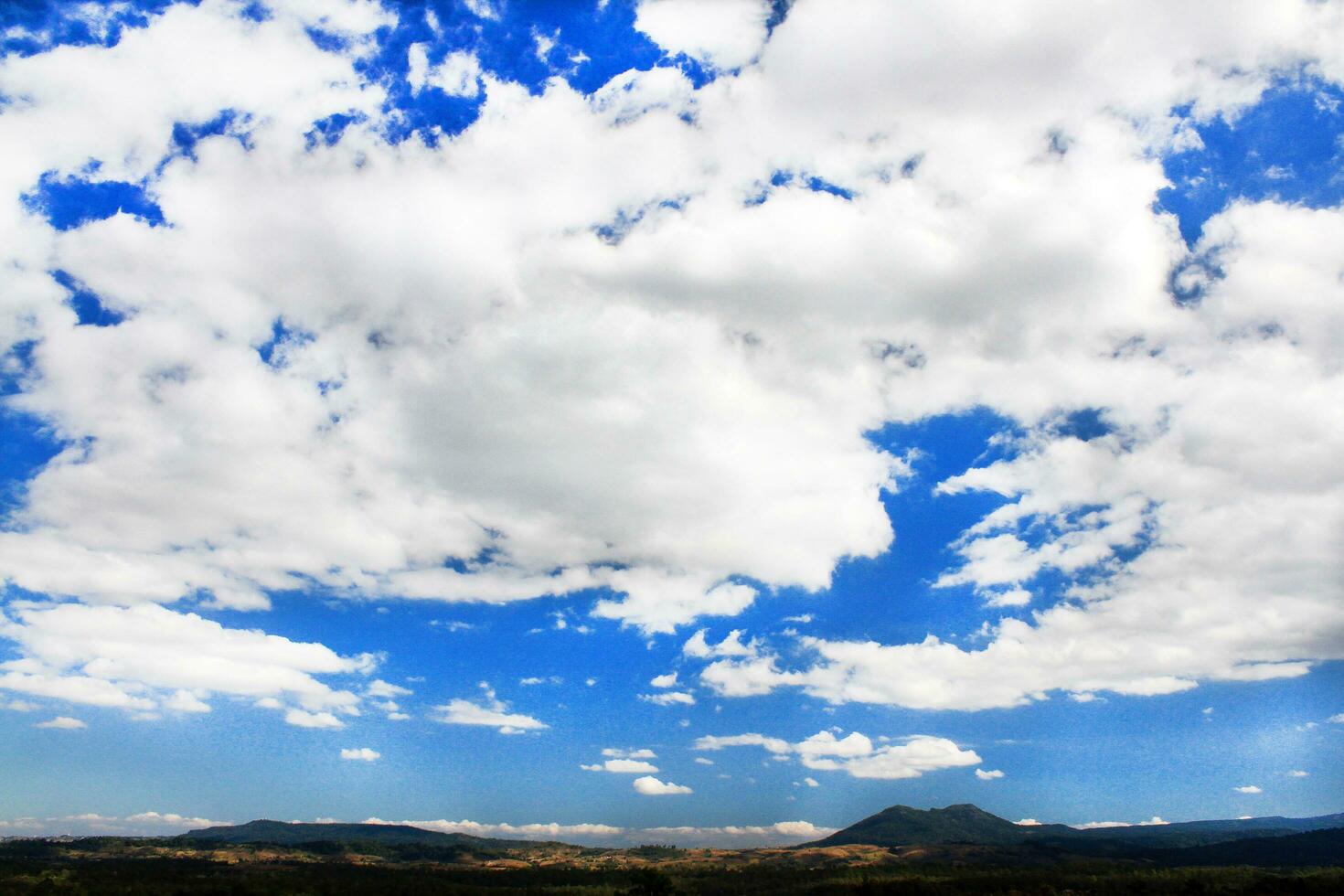 landschap van mooi groen berg visie met breed blauw lucht en wit wolken Bij phu hin rong kla nationaal park, phitsanulok, Thailand. schoonheid van natuur en natuurlijk behang. foto