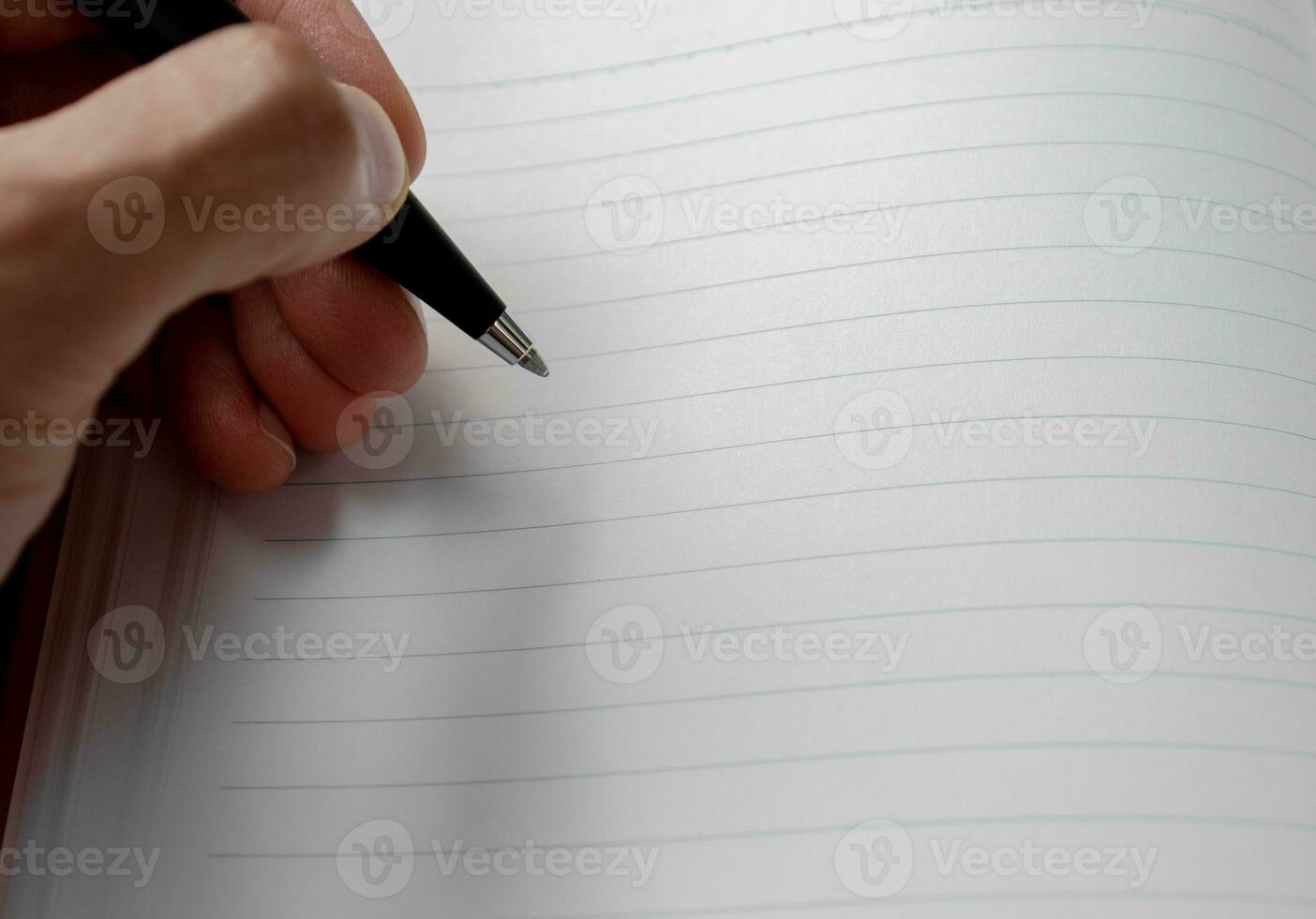 hand- Holding een pen Aan een blanco bladzijde, na sommige bewerkingen. foto