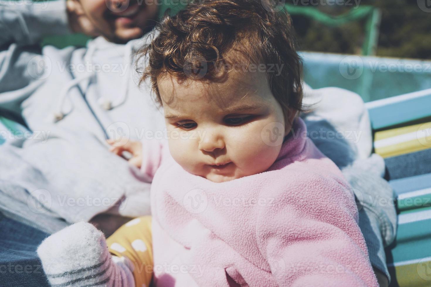 kleine baby genieten van een zonnige dag in vakantie met papa foto