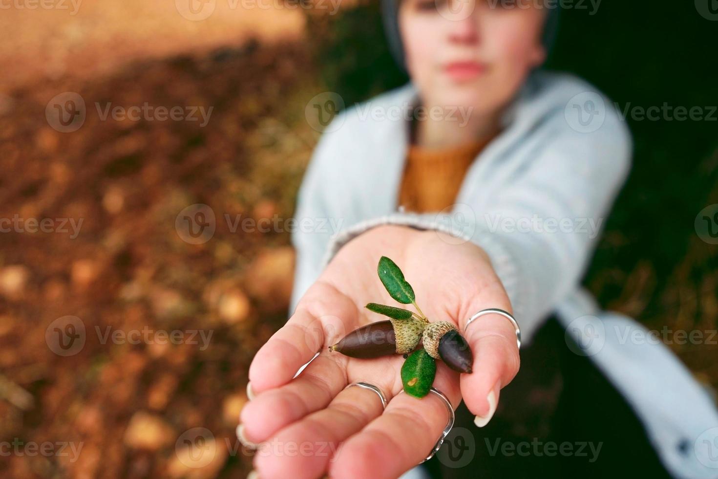 vrouw van middelbare leeftijd alleen in de natuur in een koude herfstdag foto