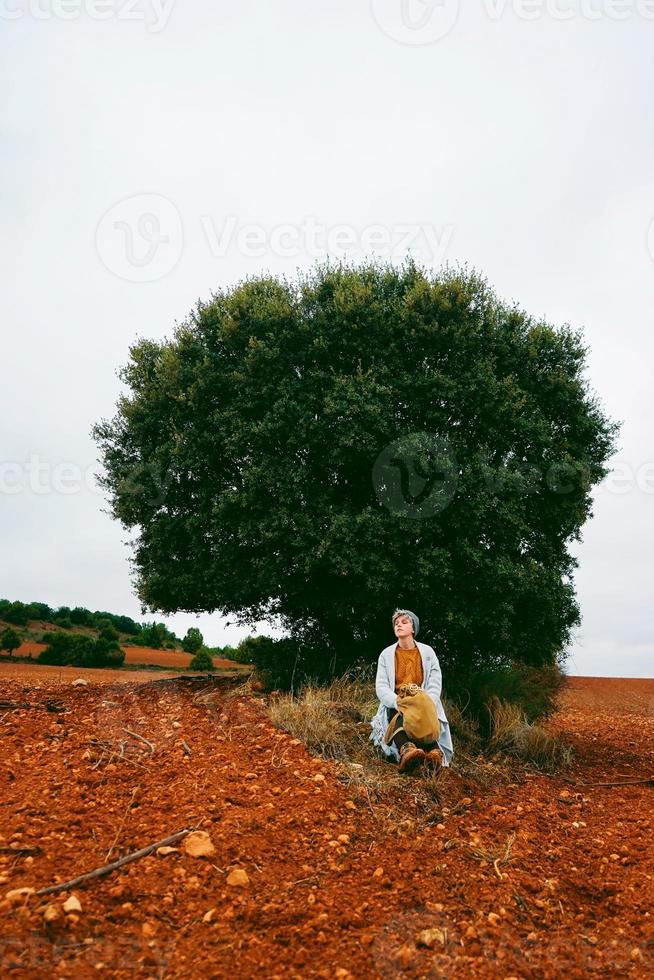 vrouw van middelbare leeftijd alleen in de natuur in een koude herfstdag foto